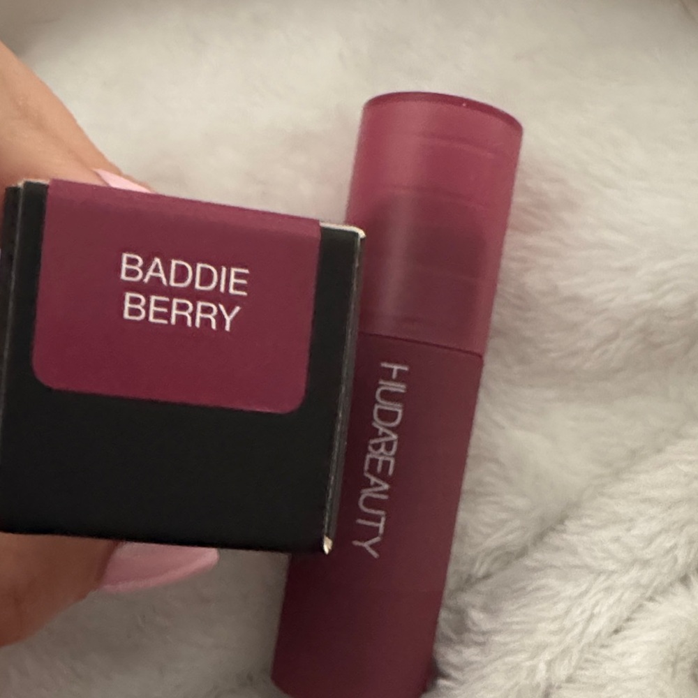 HUDA BEAUTY Cheeky Tint Blush Stick in Black and Pink - Picture 3 of 4